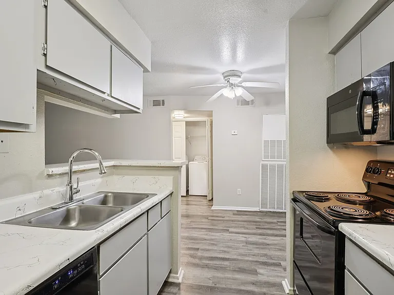 Porterwood Apartments — Photo 22