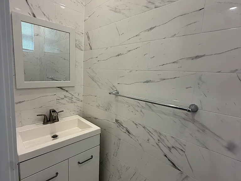 507 E Washington Ln — Photo 14