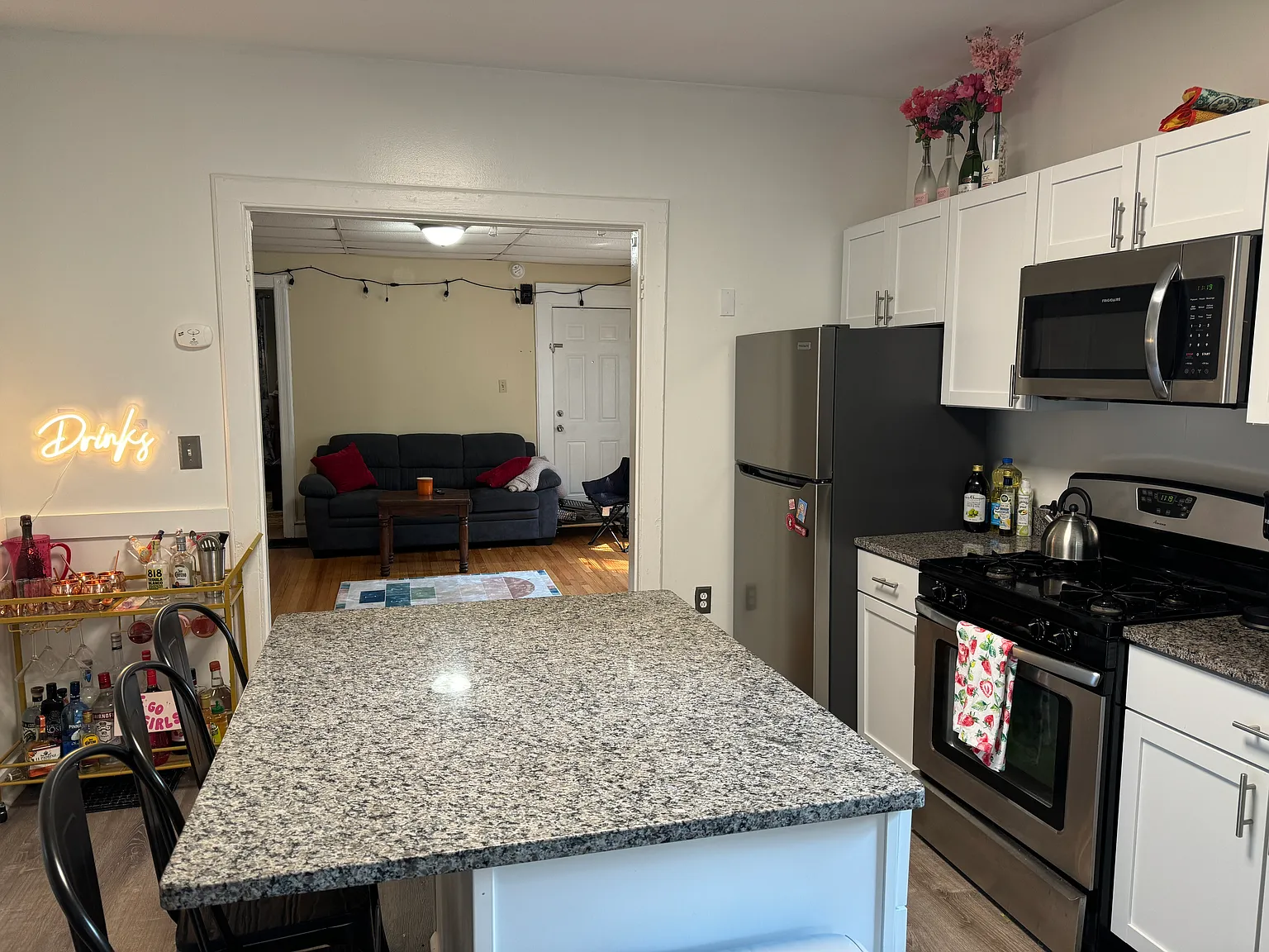 4 bed, 2000 sqft, $3,300 — Photo 3