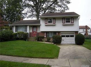 10 Deb St, Plainview, NY 11803