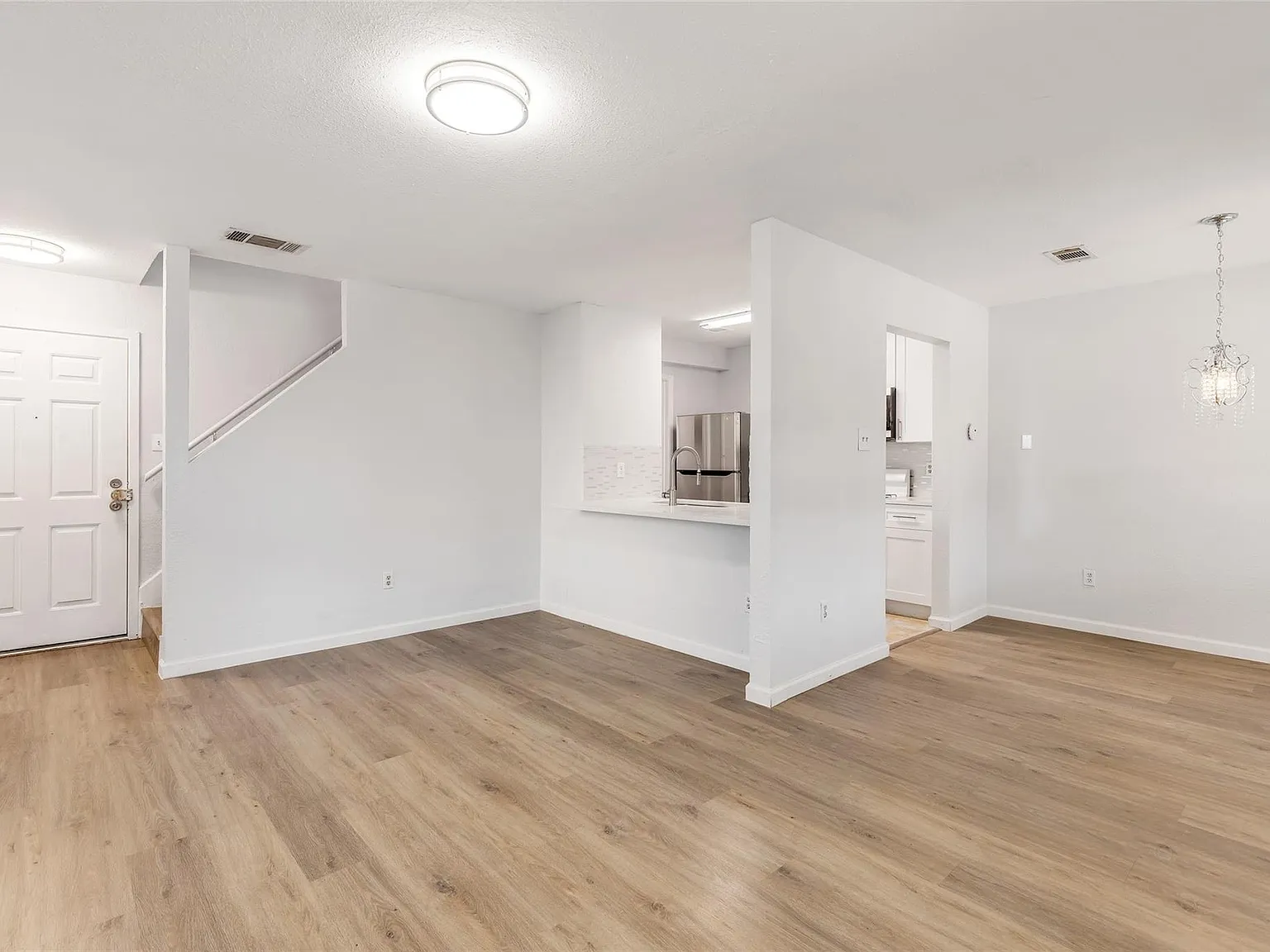 2 bed, 1.5 bath, 915 sqft, $1,300 — Photo 2