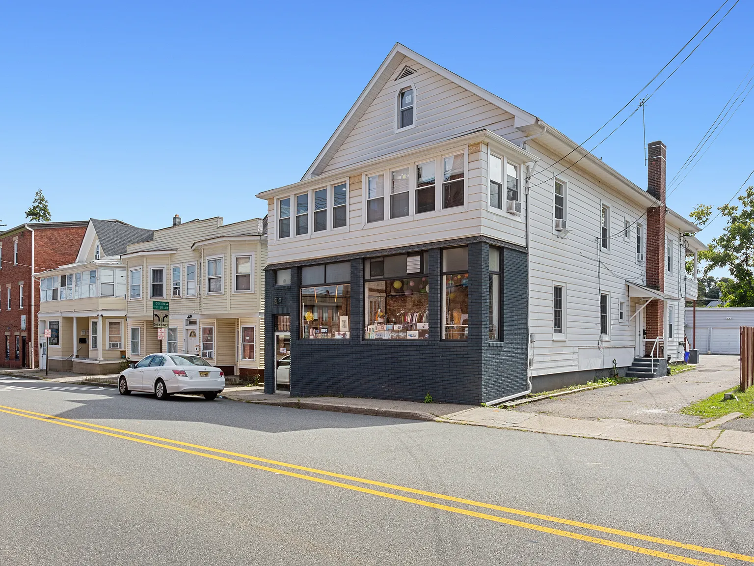 3 bed, $3,000 — Photo 2