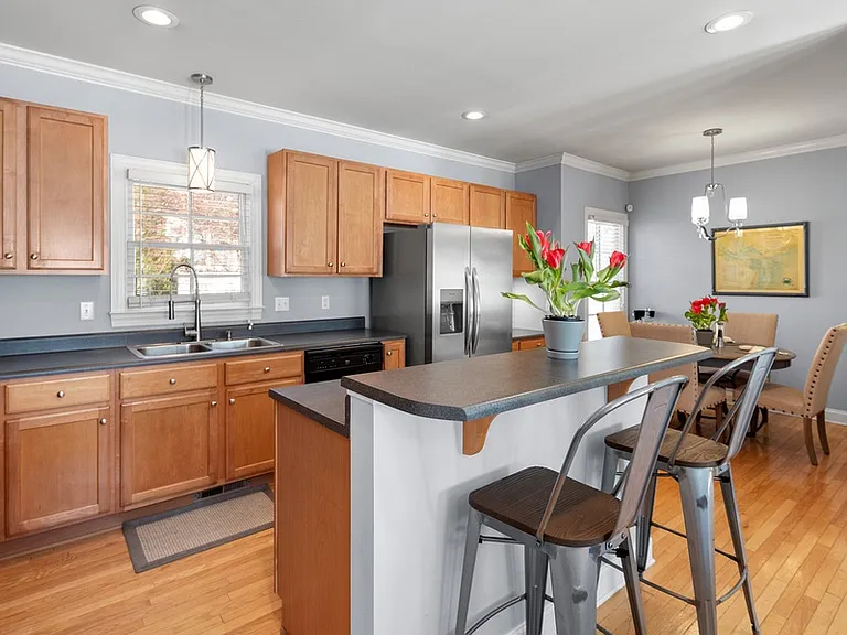 114 White Ash Dr E — Photo 4