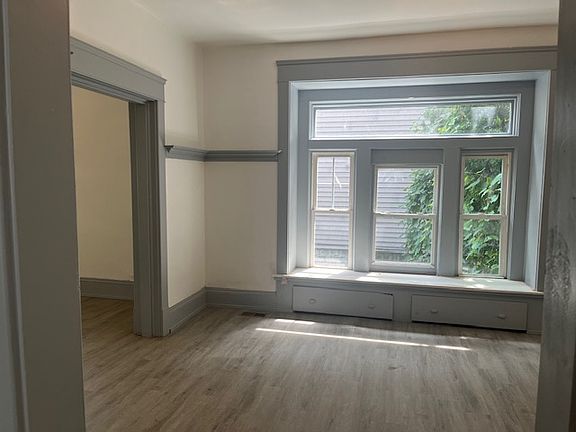 4th image of 696 S Oakland Ave