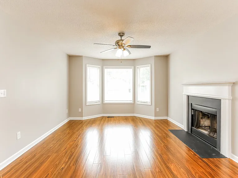 639 Sheffield Ct — Photo 5