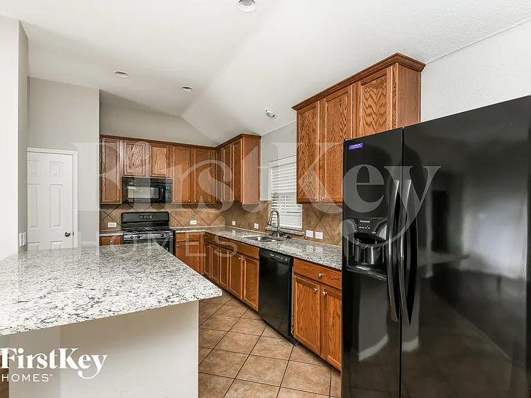 423 Hackberry Dr — Photo 6