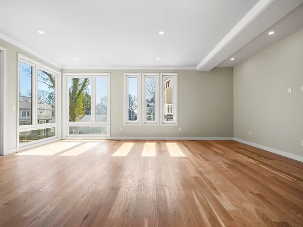147 Grampian Way #5, Boston, MA 02125