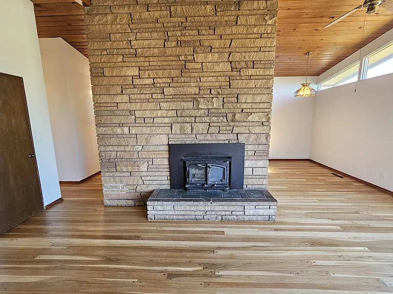 1120 W 10th St — Photo 12