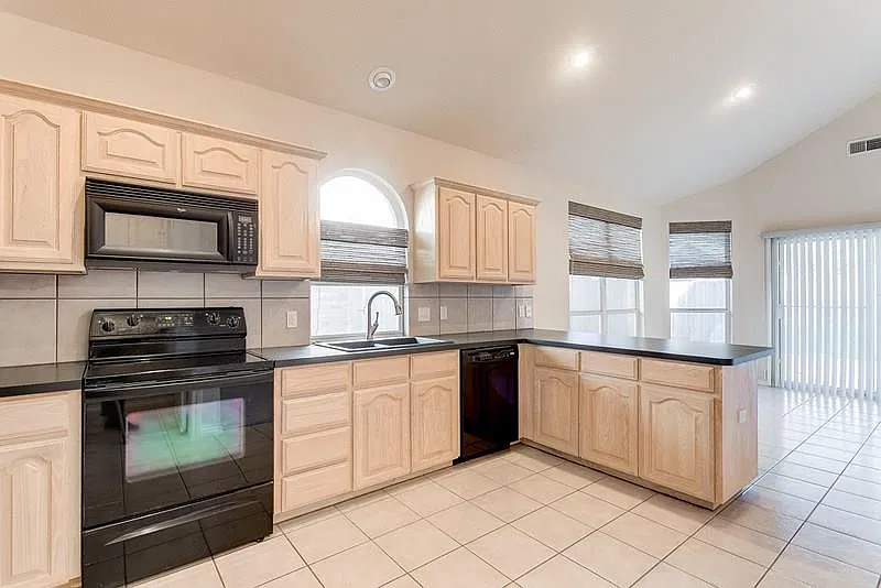 3 bed, 1618 sqft, $2,150 — Photo 2