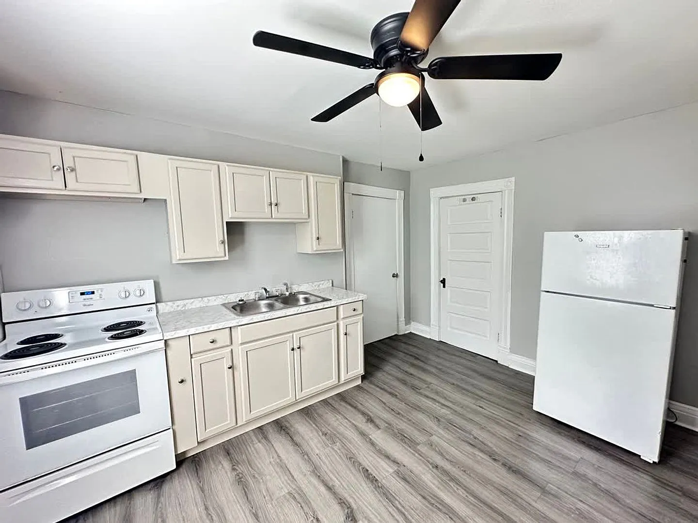 2-Bed/1-Bath | Lexington Home for Rent | 252 E Loudon Ave — Photo 1