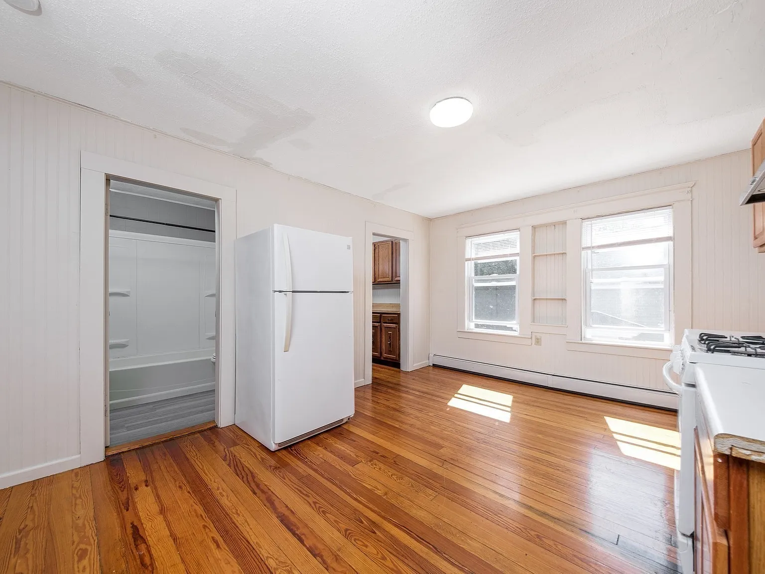 3 bed, 1.0 bath, 950 sqft, $2,200 — Photo 4