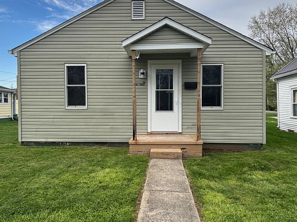 14 Earl Street with awning and automatic dusk to dawn lights offering security and convenience.