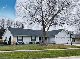 1104 Beaver Creek Ln, Mahomet, IL 61853