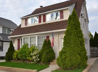 39 Park Ave, Williston Park, NY 11596