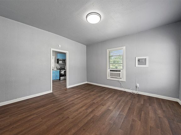 4th image of 1304 E Clay St