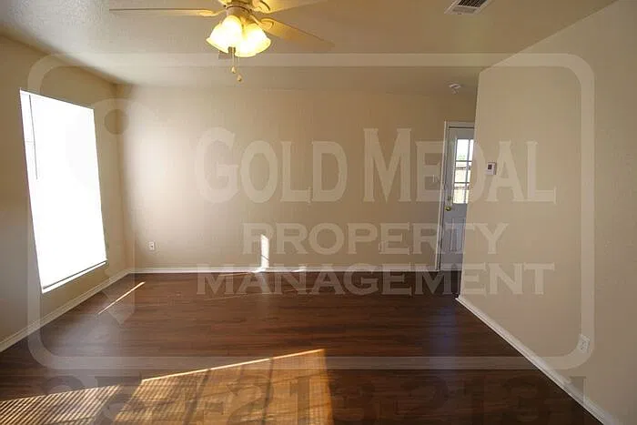 3 bed, 2.0 bath, 1117 sqft, $950 — Photo 2