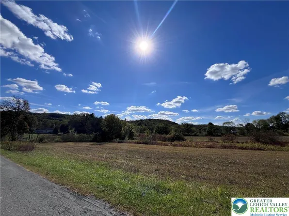 Golf Rd, Tamaqua, PA 18252