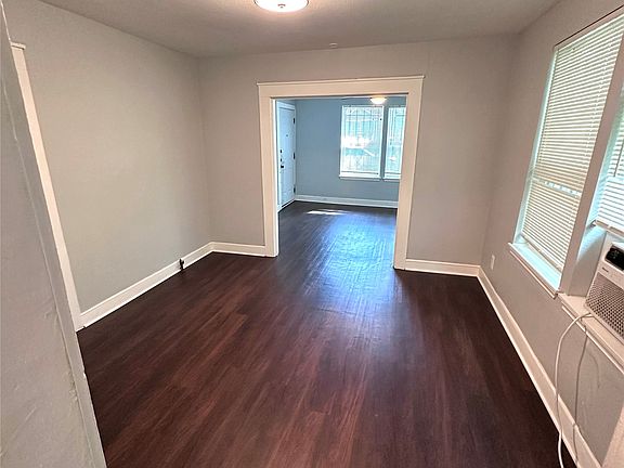 5th image of 2842 Harlandale Ave