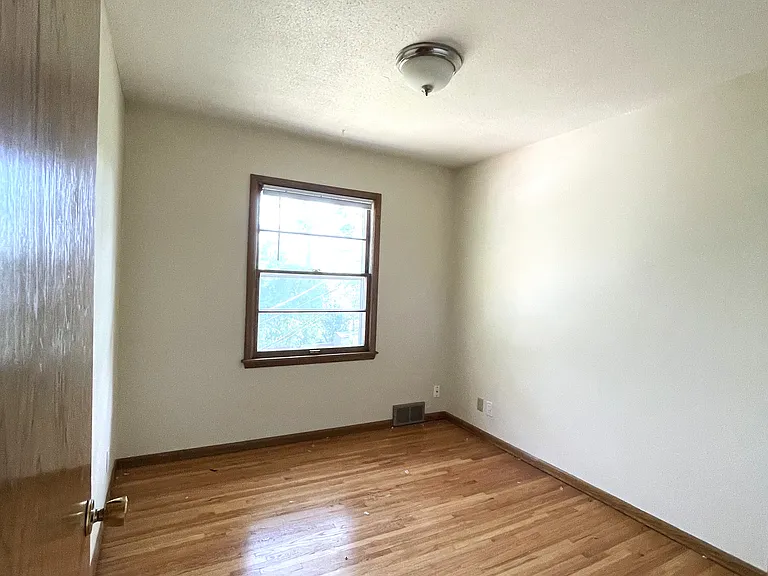 1103 Cedar View Dr — Photo 5