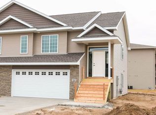 211 Sierra Park Dr, Hills, IA 52235