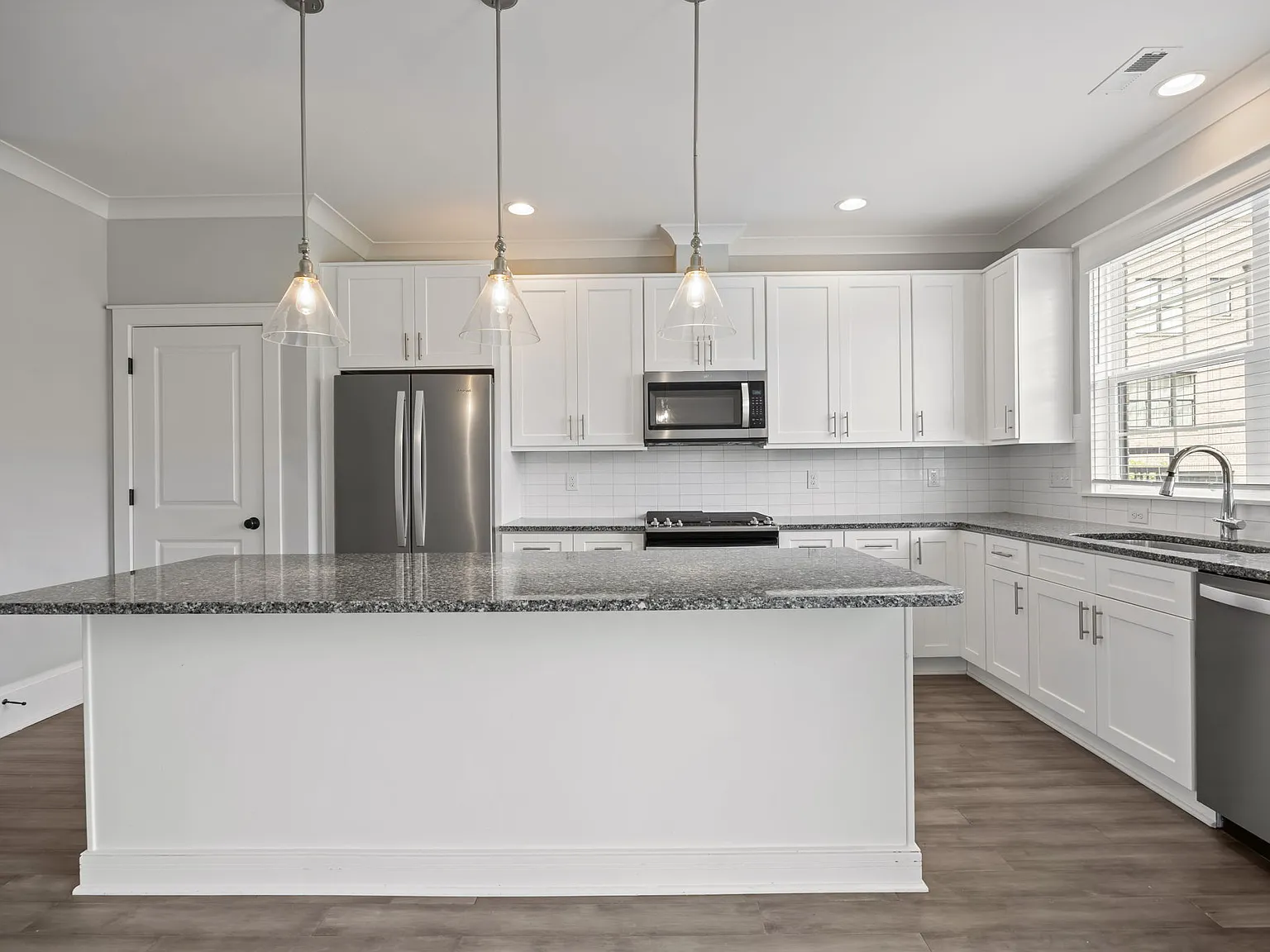 3 bed, 2163 sqft, $2,000 — Photo 4