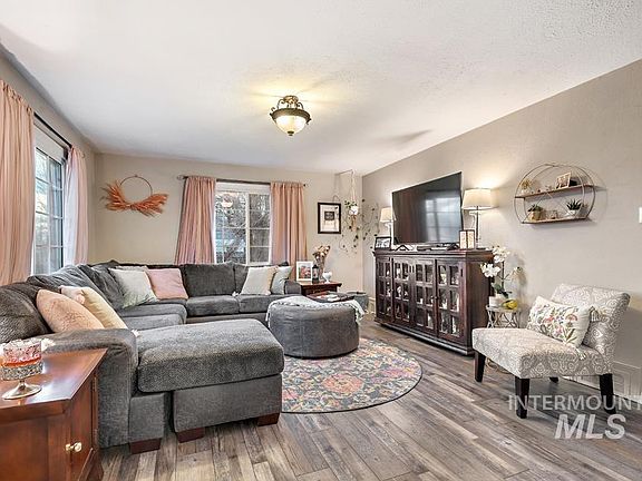 4th image of 222 W Ash St