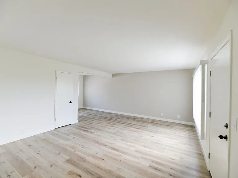 239/241 Avenida Pelayo — Photo 6