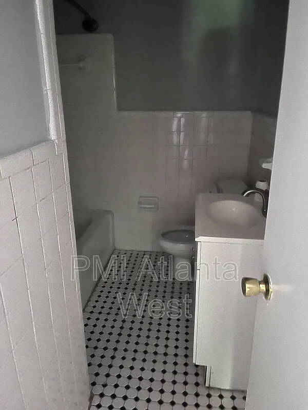 4 bed, 1.0 bath, 1504 sqft, $1,700 — Photo 4