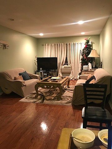 2nd image of 6400 N Ridge Ave #403