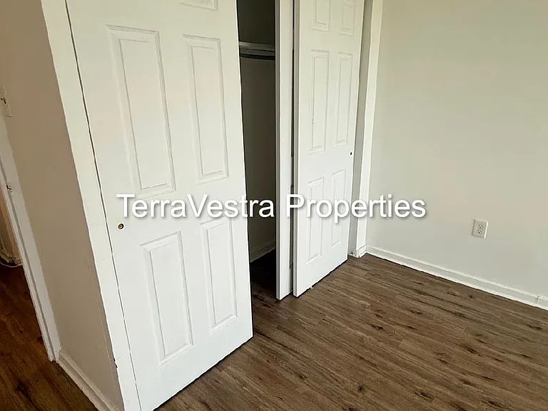 1003 Barclay Towers — Photo 15