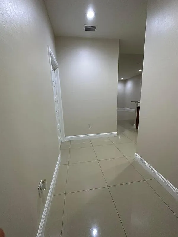 3 bed, 2.0 bath, 1639 sqft, $1,800 — Photo 3
