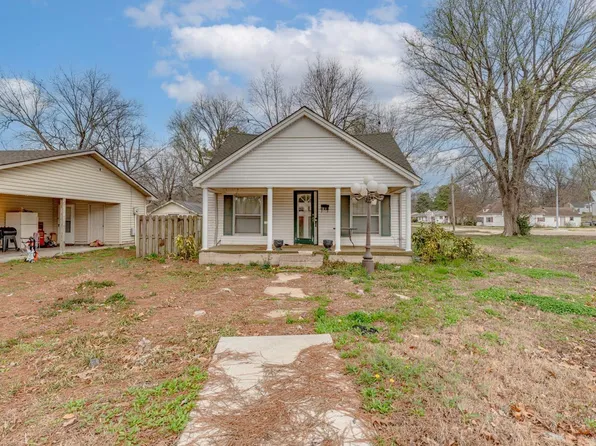 611 W Jackson St, Piggott, AR 72454