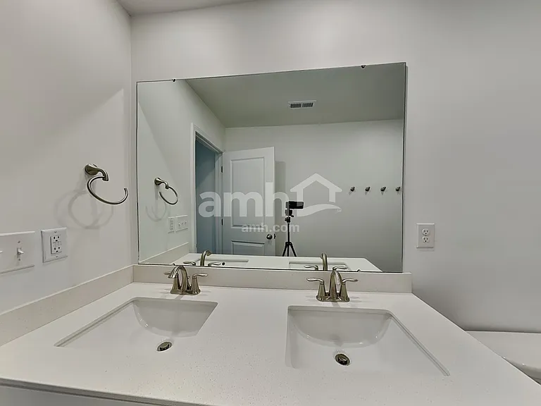 1135 Livengood Way — Photo 13