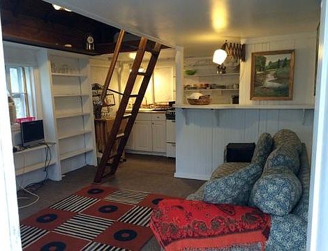 LR & ladder/staircase to loft