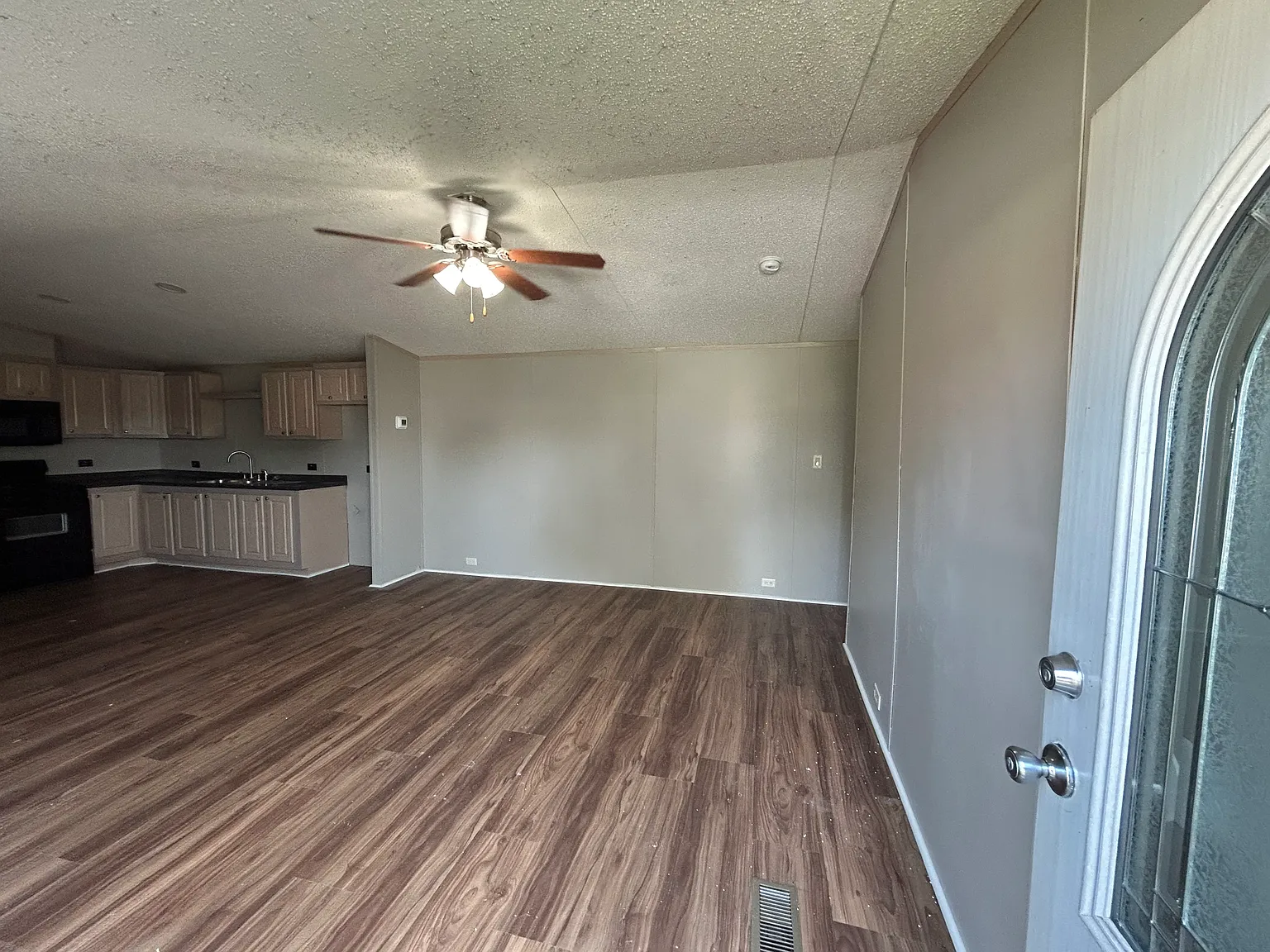 3 bed, 960 sqft, $875 — Photo 2