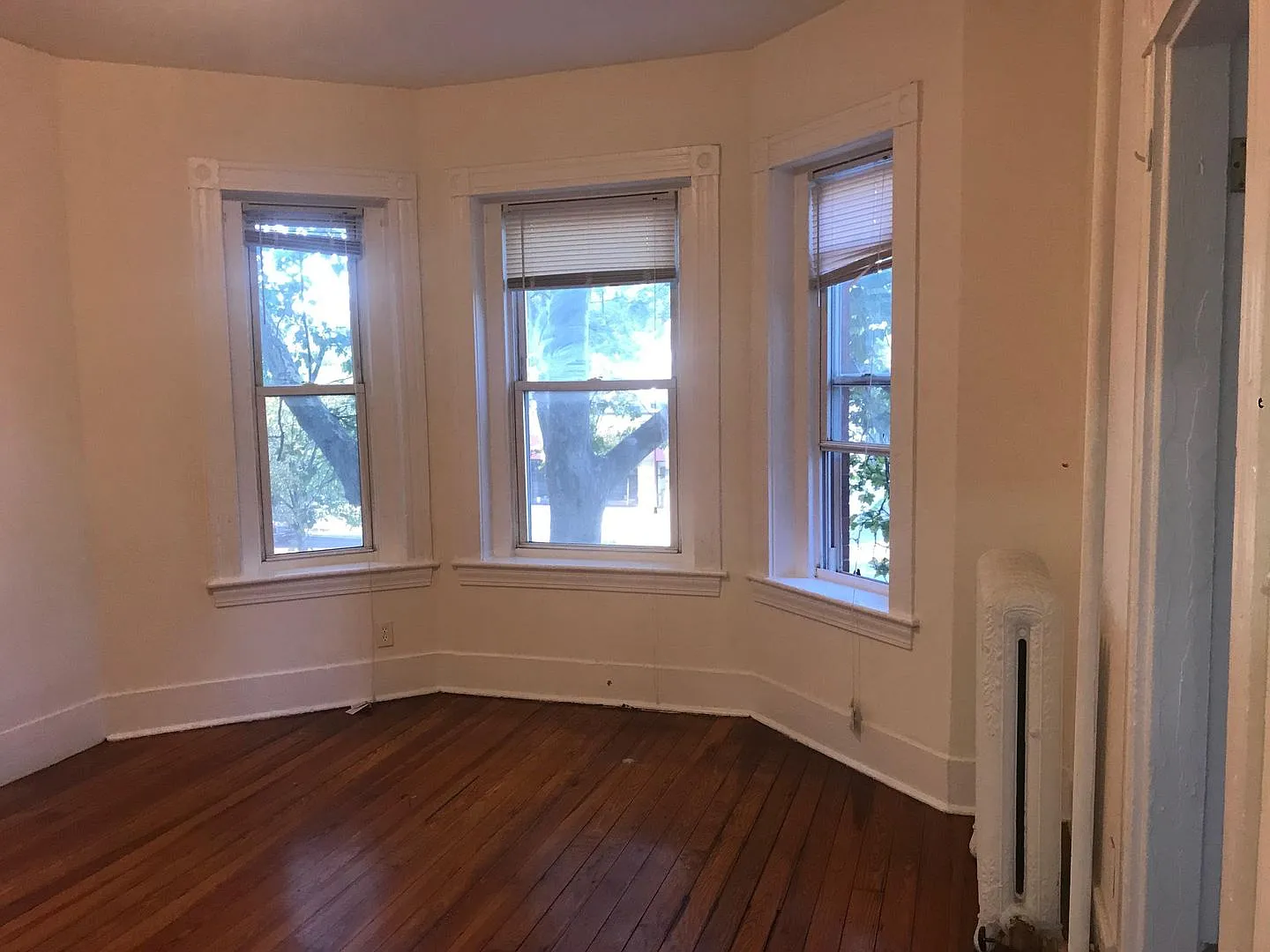 Nice 3 bed in Allston — Photo 2