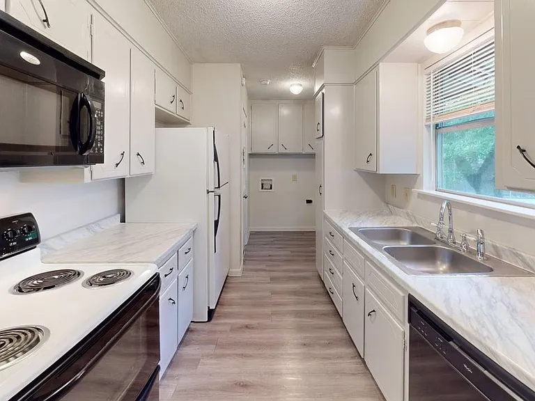 1804 Clarawood Dr — Photo 2