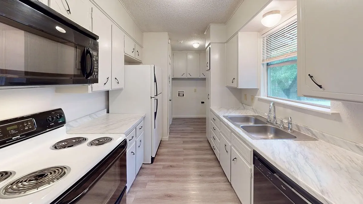 Building Photo - 1804 Clarawood Dr