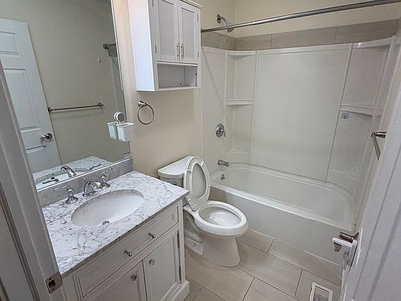 4th image of 7 Hillview Dr E