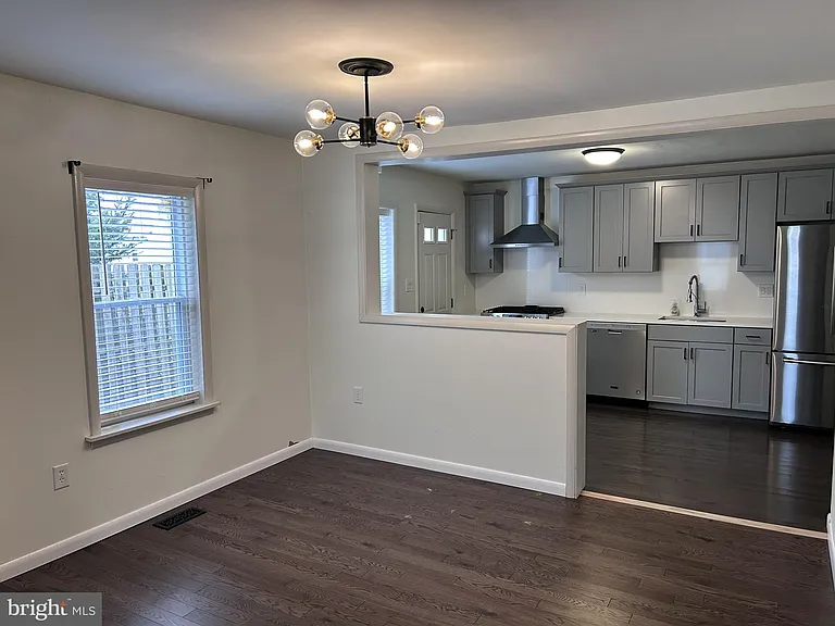 220 Sheas Ter — Photo 5
