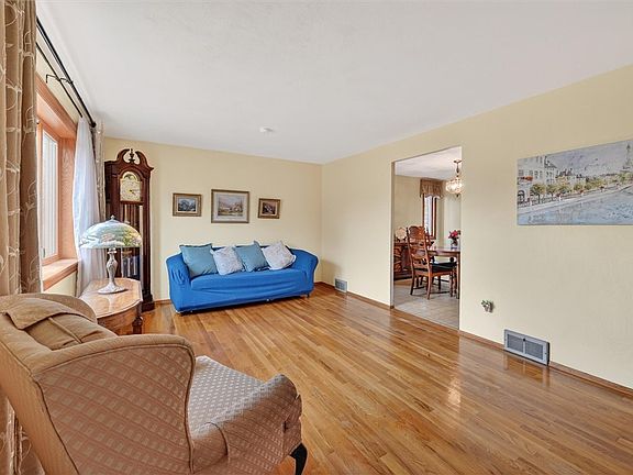 3rd image of 841 Blue Ridge Rd