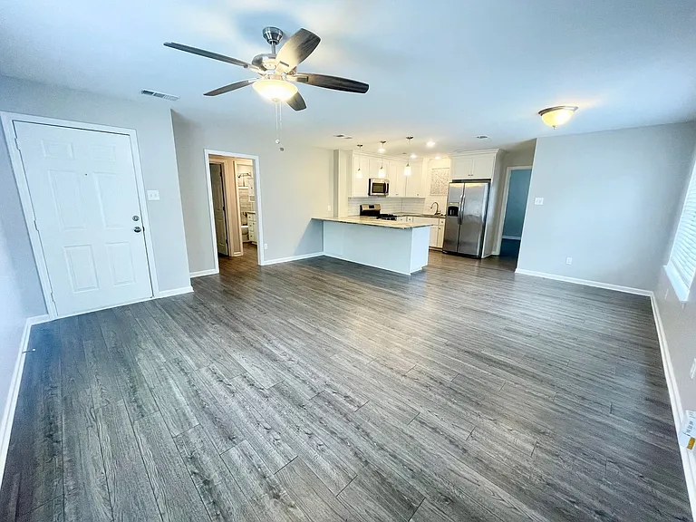 525 S Oak St — Photo 5