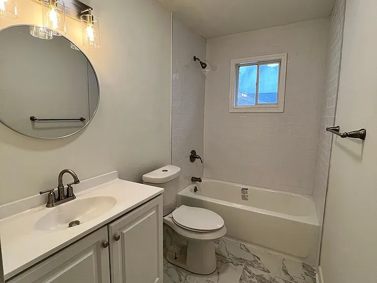 712 Moore St — Photo 6