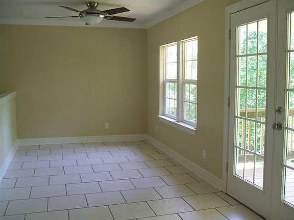 Separate dining/breakfast