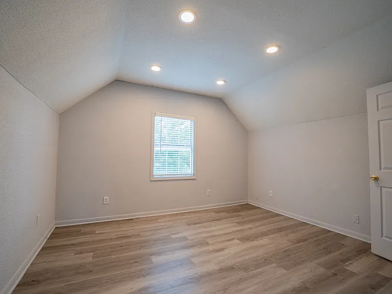 411 S Yale Ave — Photo 10