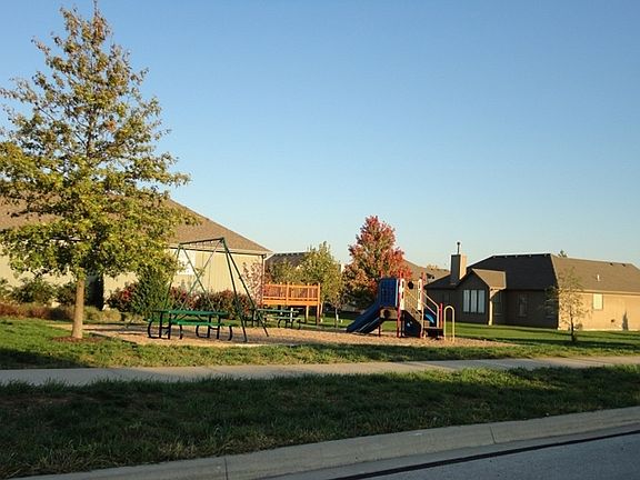 4th image of 29362 Rockwood Ave