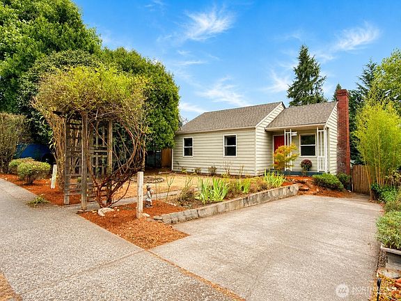 3rd image of 8516 37th Avenue SW