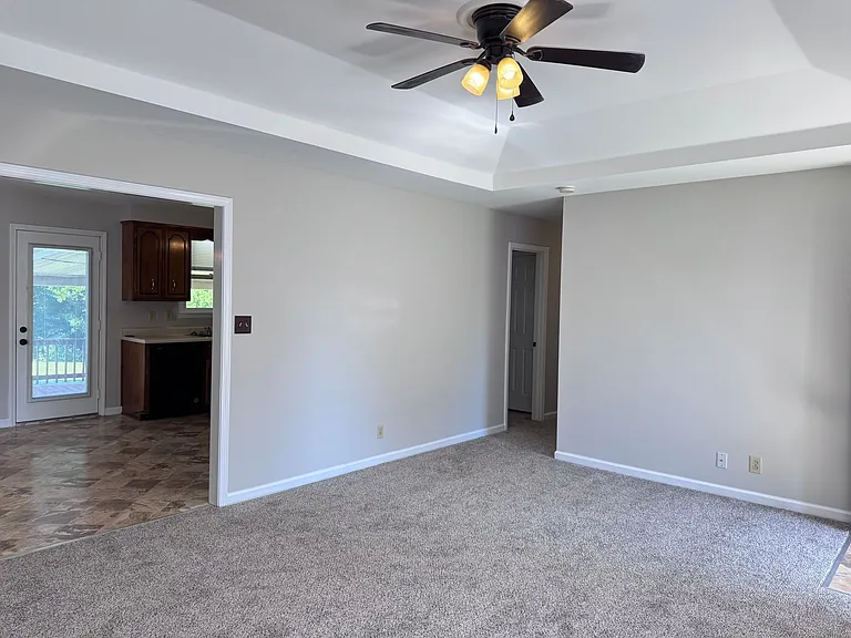 438 Kelsey Dr — Photo 3