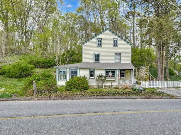 8 Hi Barlow Road, Newtown, CT 06470