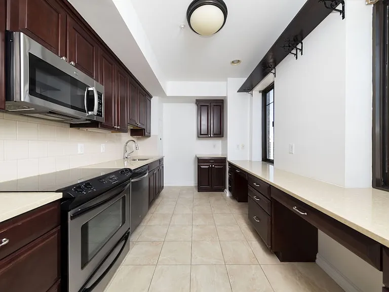 222 Rittenhouse — Photo 6